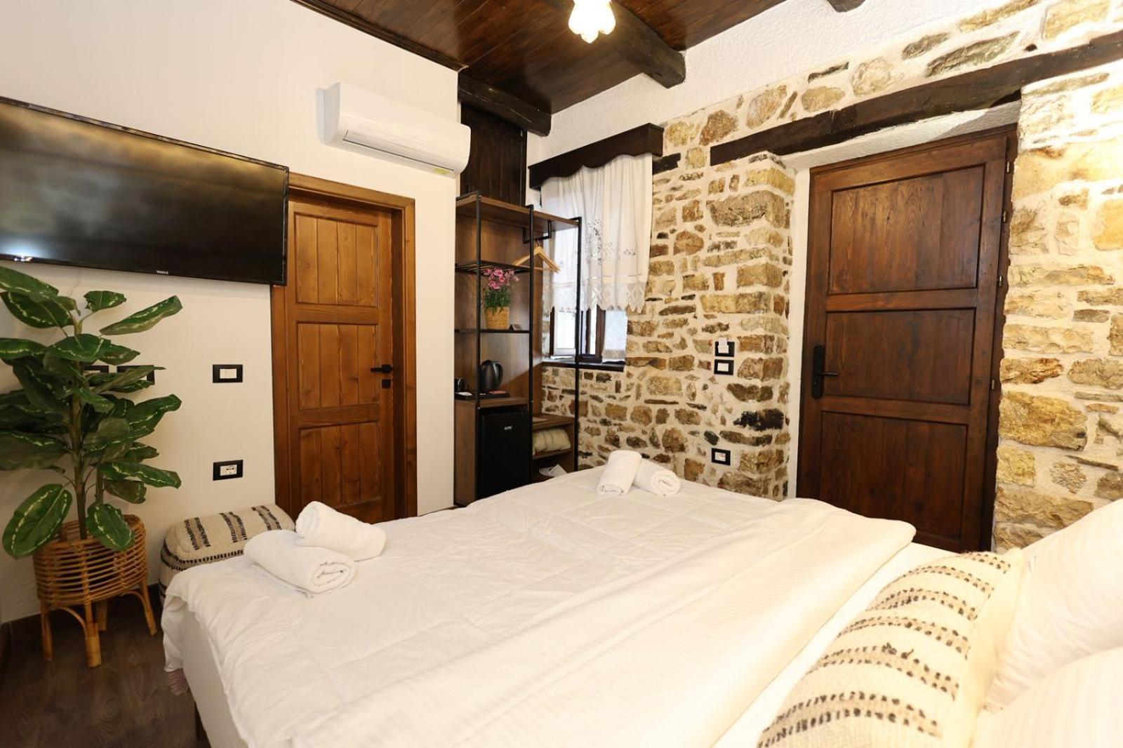 Ador Boutique Hotel Μπεράτ Εξωτερικό φωτογραφία